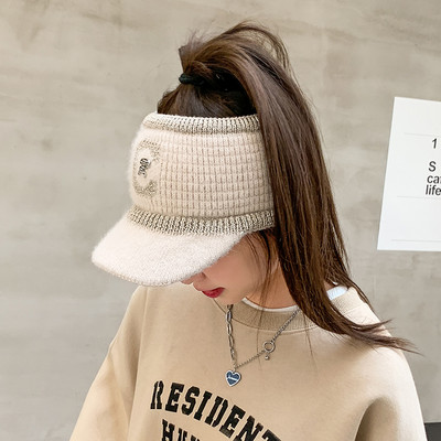 Γυναικείο χειμωνιάτικο καπέλο με μεταλλική διακόσμηση και γείσο