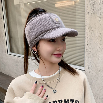 Γυναικείο χειμωνιάτικο καπέλο με μεταλλική διακόσμηση και γείσο