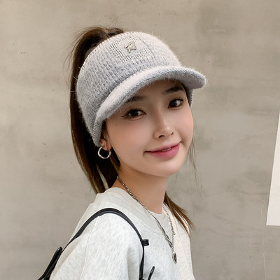 Γυναικείο χειμωνιάτικο καπέλο με μεταλλική διακόσμηση και γείσο