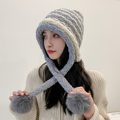 Uue mudeliga pompoonidega naiste talvemüts