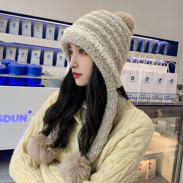 Uue mudeliga pompoonidega naiste talvemüts