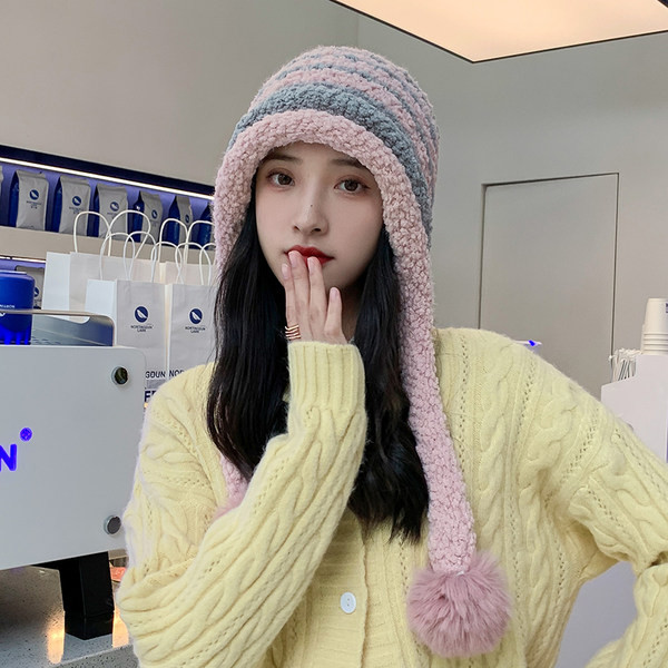 Uue mudeliga pompoonidega naiste talvemüts