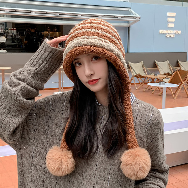 Uue mudeliga pompoonidega naiste talvemüts