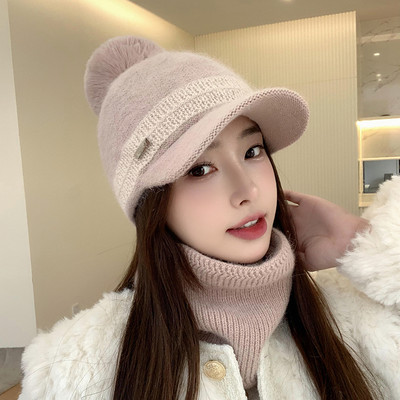 Moodne naiste müts visiiri ja pom-pomiga