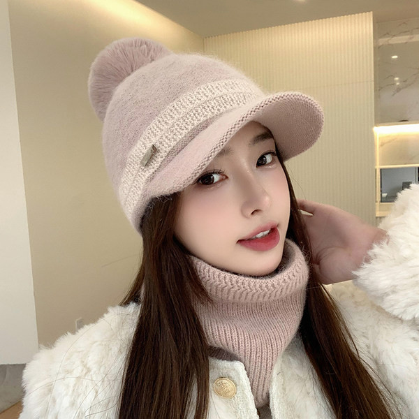 Moodne naiste müts visiiri ja pom-pomiga