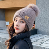 Naiste kootud müts tikandi ja pommiga