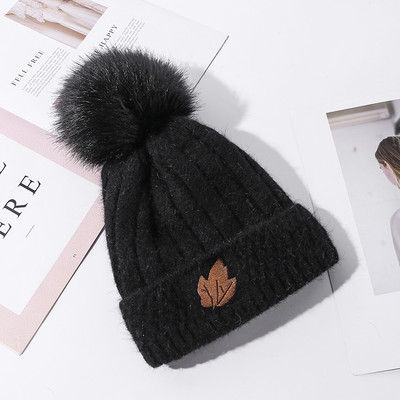 Naiste kootud müts tikandi ja pommiga