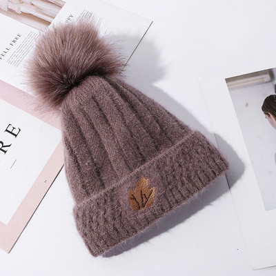 Naiste kootud müts tikandi ja pommiga