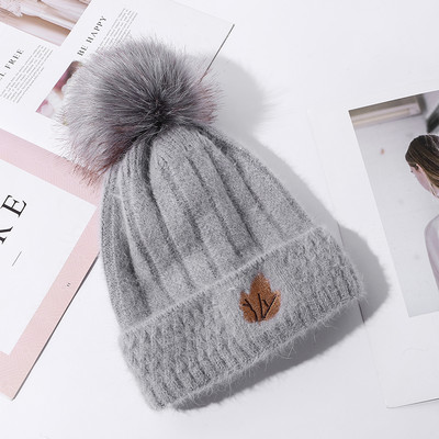 Naiste kootud müts tikandi ja pommiga