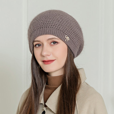 Ženska zimska kapa sa metalnim elementom