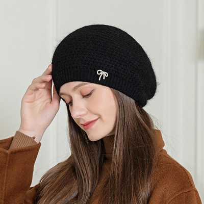 Ženska zimska kapa sa metalnim elementom