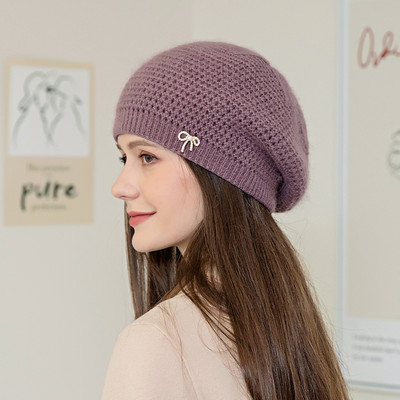 Ženska zimska kapa sa metalnim elementom