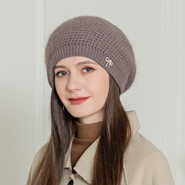 Ženska zimska kapa sa metalnim elementom