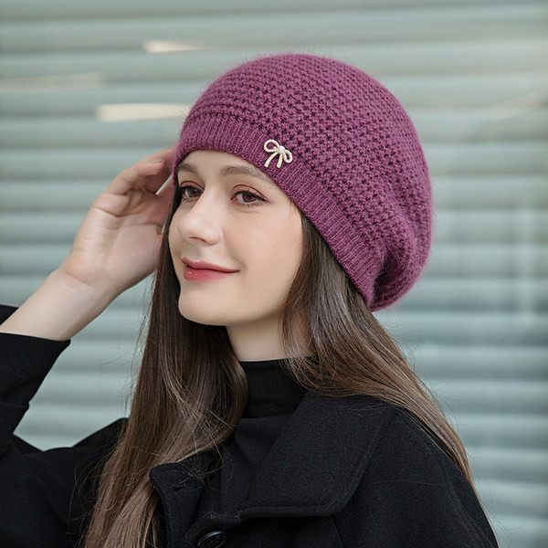 Ženska zimska kapa sa metalnim elementom