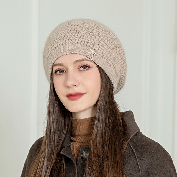 Ženska zimska kapa sa metalnim elementom