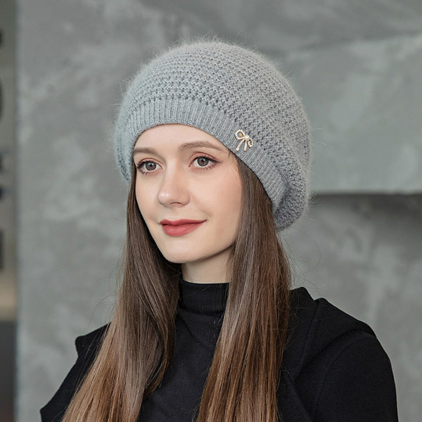 Ženska zimska kapa sa metalnim elementom