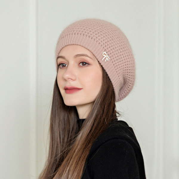 Ženska zimska kapa sa metalnim elementom