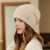 Pletena kapa s metalnim ukrasom i kamenčićima za žene