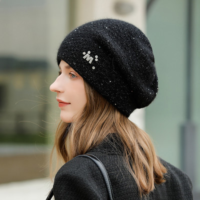 Pletena kapa s metalnim ukrasom i kamenčićima za žene