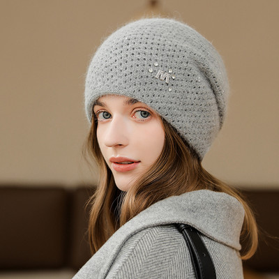 Pletena kapa s metalnim ukrasom i kamenčićima za žene