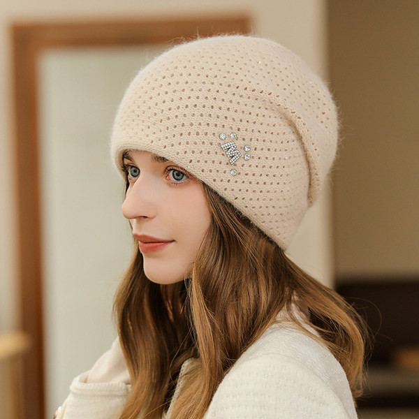 Pletena kapa s metalnim ukrasom i kamenčićima za žene