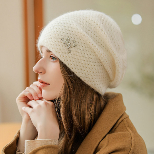 Pletena kapa s metalnim ukrasom i kamenčićima za žene