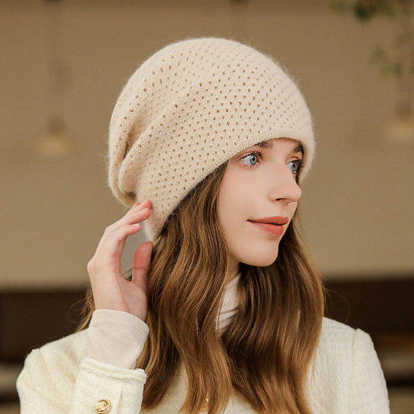 Pletena kapa s metalnim ukrasom i kamenčićima za žene