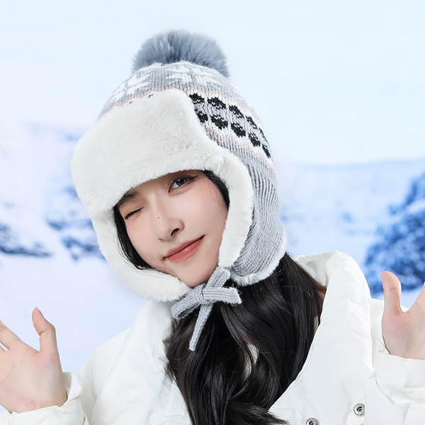 Ženska pletena kapa s puhom podstavom - tip uši