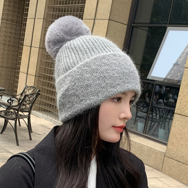 Palarie de dama tricotata cu pompon