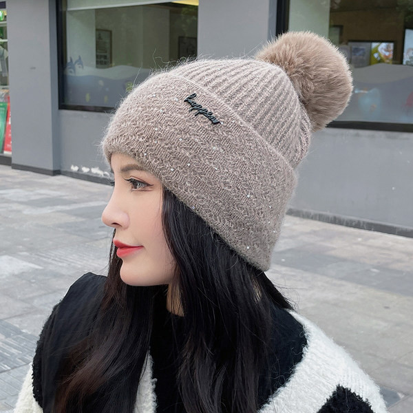 Palarie de dama tricotata cu pompon