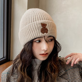 Ležerna ženska pletena kapa s vezom