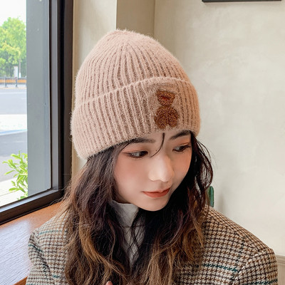 Ležerna ženska pletena kapa s vezom