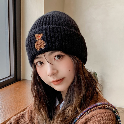 Ležerna ženska pletena kapa s vezom