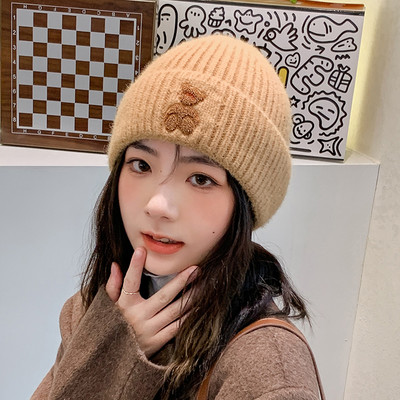 Ležerna ženska pletena kapa s vezom