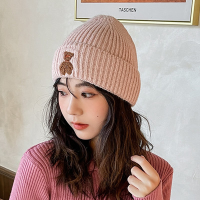 Ležerna ženska pletena kapa s vezom