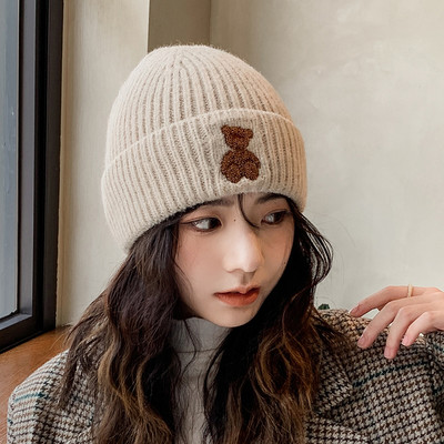 Ležerna ženska pletena kapa s vezom