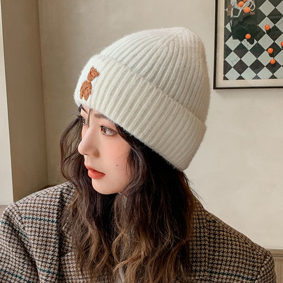 Ležerna ženska pletena kapa s vezom