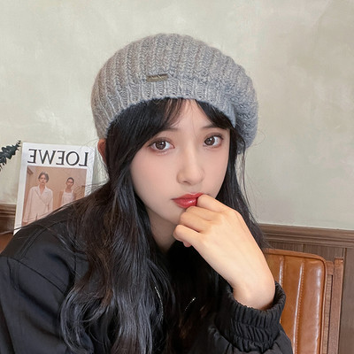 Γυναικείο πλεκτό καπέλο με μεταλλική διακόσμηση