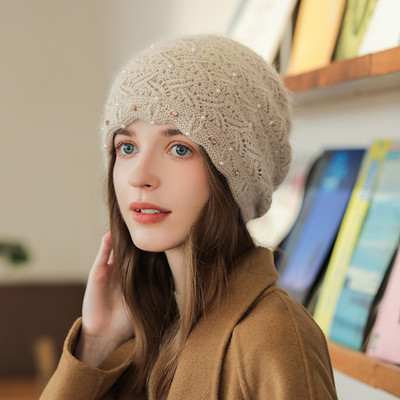 Palarie tricotata cu pietre decorative pentru femei