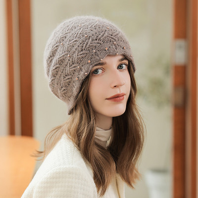 Palarie tricotata cu pietre decorative pentru femei