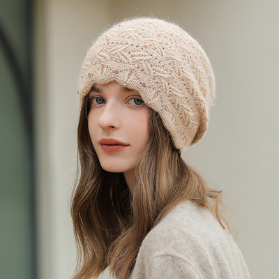 Palarie tricotata cu pietre decorative pentru femei