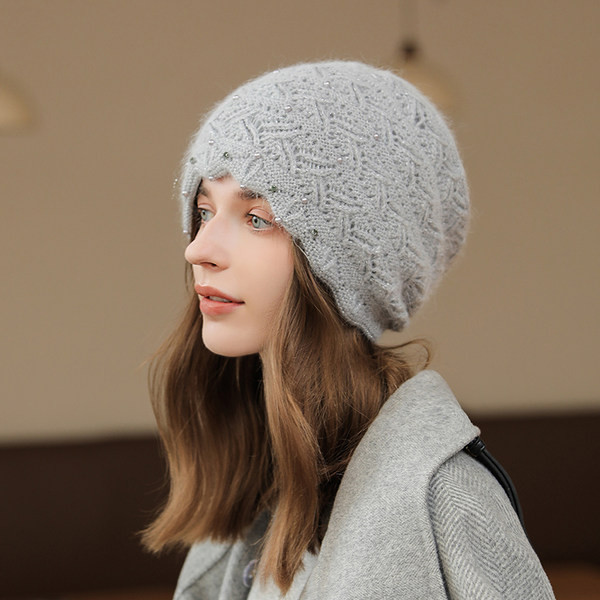 Palarie tricotata cu pietre decorative pentru femei