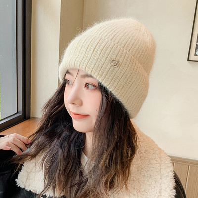 Vabaaja naiste kootud metallist kaunistusega müts