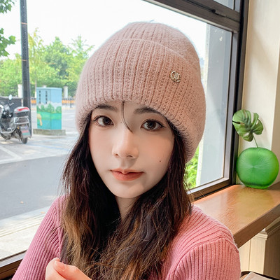 Vabaaja naiste kootud metallist kaunistusega müts