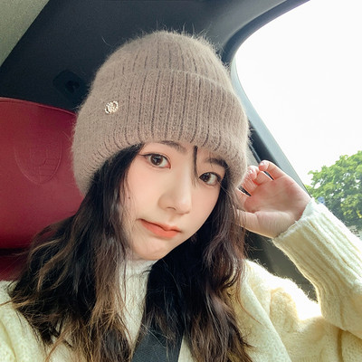 Vabaaja naiste kootud metallist kaunistusega müts