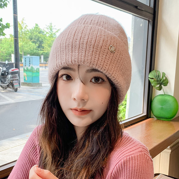 Vabaaja naiste kootud metallist kaunistusega müts