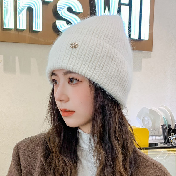 Vabaaja naiste kootud metallist kaunistusega müts