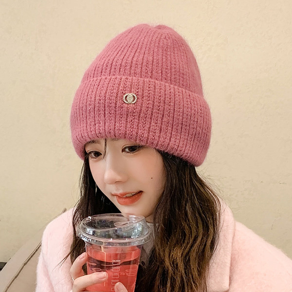 Vabaaja naiste kootud metallist kaunistusega müts