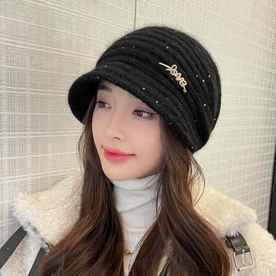 Γυναικείο χειμωνιάτικο καπέλο με μεταλλικό στοιχείο