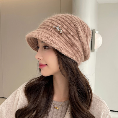 Γυναικείο χειμωνιάτικο καπέλο με μεταλλικό στοιχείο